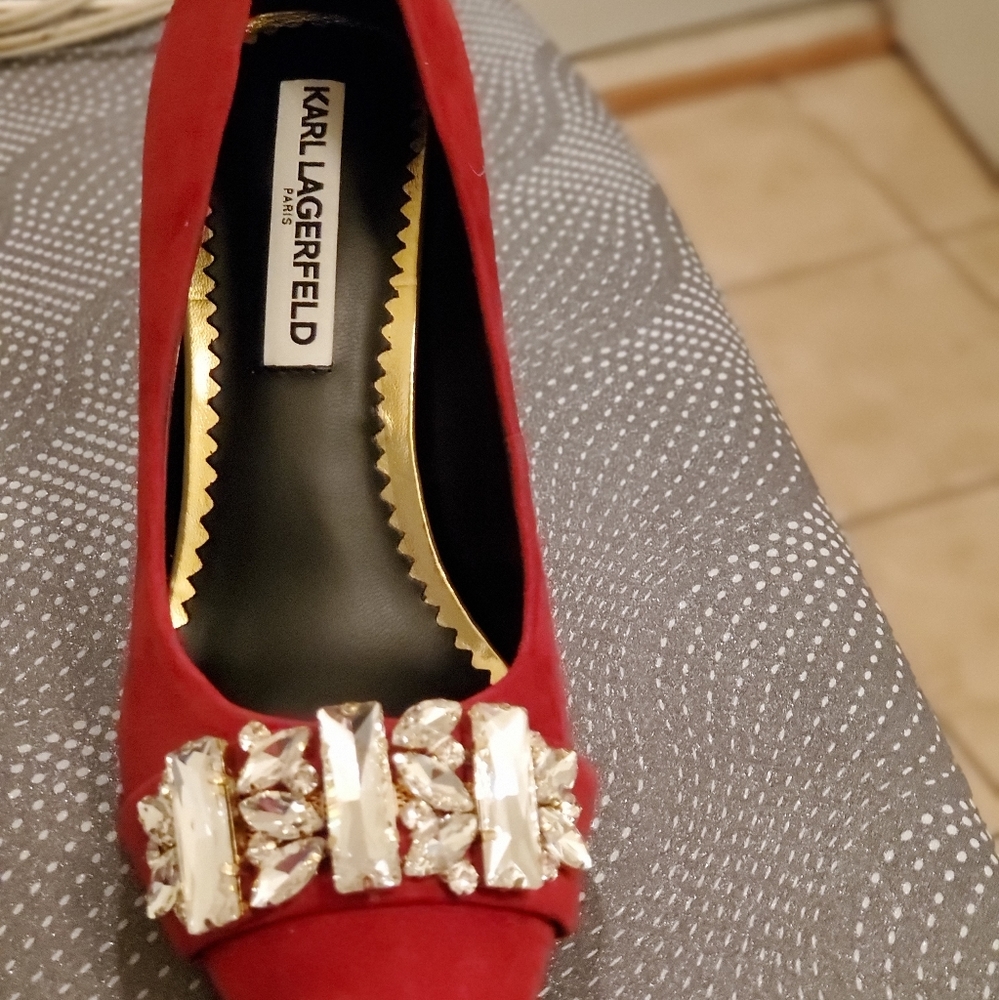 Red Suede pump with Sto es